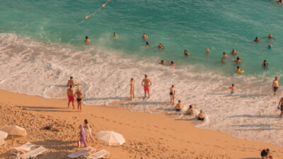 Görüntüler Antalya’dan… Sahiller doldu taştı