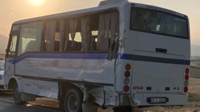 Manisa’da işçi servisiyle kamyonet çarpıştı: 1 ölü, 5 yaralı