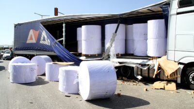 Kağıt bobini otomobilin üzerine düştü