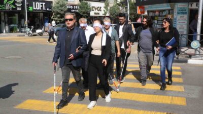 Manisa’da beyaz bastonla farkındalık yürüyüşü