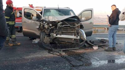 Manisa’da yolcu otomobil minibüse çarptı: 7 yaralı