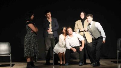 Manisa CBÜ’lü öğrencilerin sahnelediği ‘Çılgın Dünya’ kırdı geçirdi