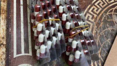 Manisa’da şüpheliden sentetik ecza hapı çıktı