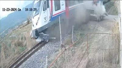 Manisa’da yolcu treni ile otomobil çarpıştı