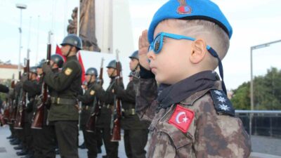 Manisalılar 7’den 70’e Atatürk’ü andı