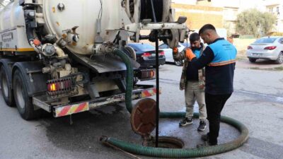 Taşkınlara karşı kanalizasyon hatları temizleniyor