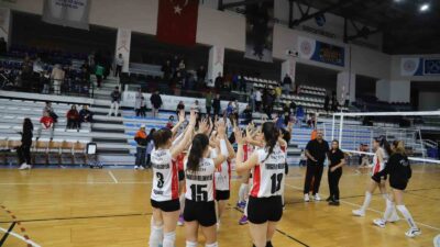 Turgutlu Belediyesi Kadın Voleybol Takımı rakibine geçit vermedi