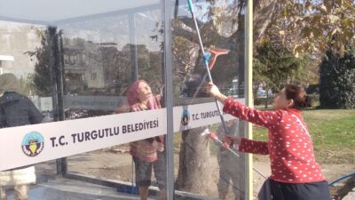 Turgutlu’da zarar gören servis bekleme durakları yenilendi