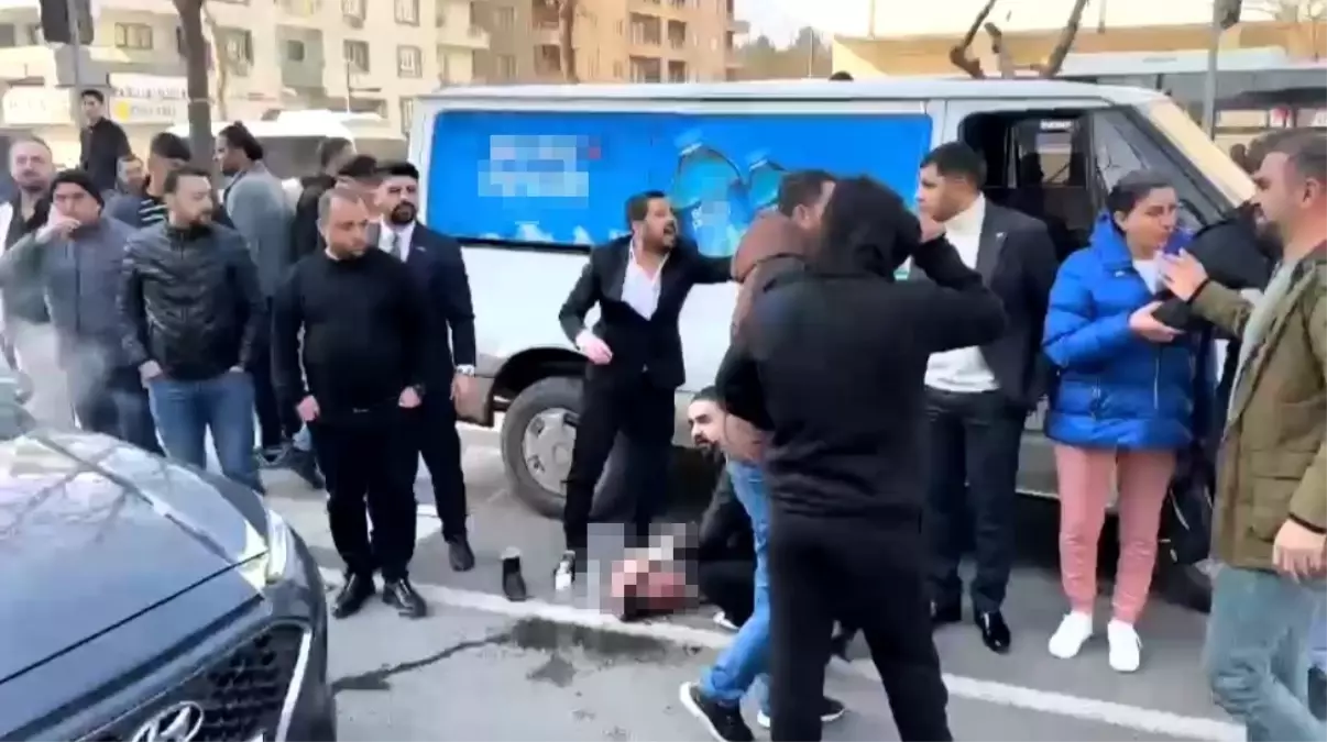 Batman'da, babasıyla yaya geçidinden