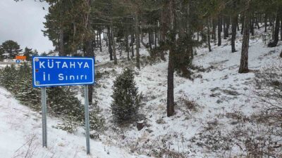 Demirci’de kar yağışı ve fırtına etkili oluyor