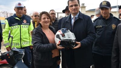 Manisa’da motosiklet sürücülerine kask dağıtıldı