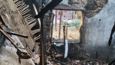 Manisa’da yangın bir evi kül etti