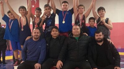 Yunusemre’nin minik güreşçileri Uşak’ta 8 madalya kazandı