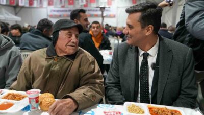 Başkan Zeyrek iftarda vatandaşlara yemek ikramında bulundu