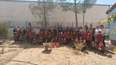 Okul bahçesinde fidan diktiler