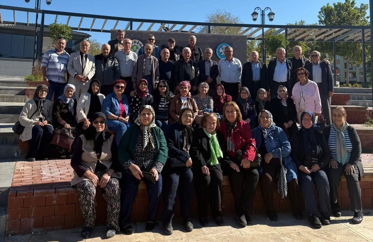 58 yıl sonra ilkokul öğretmenleriyle buluştular