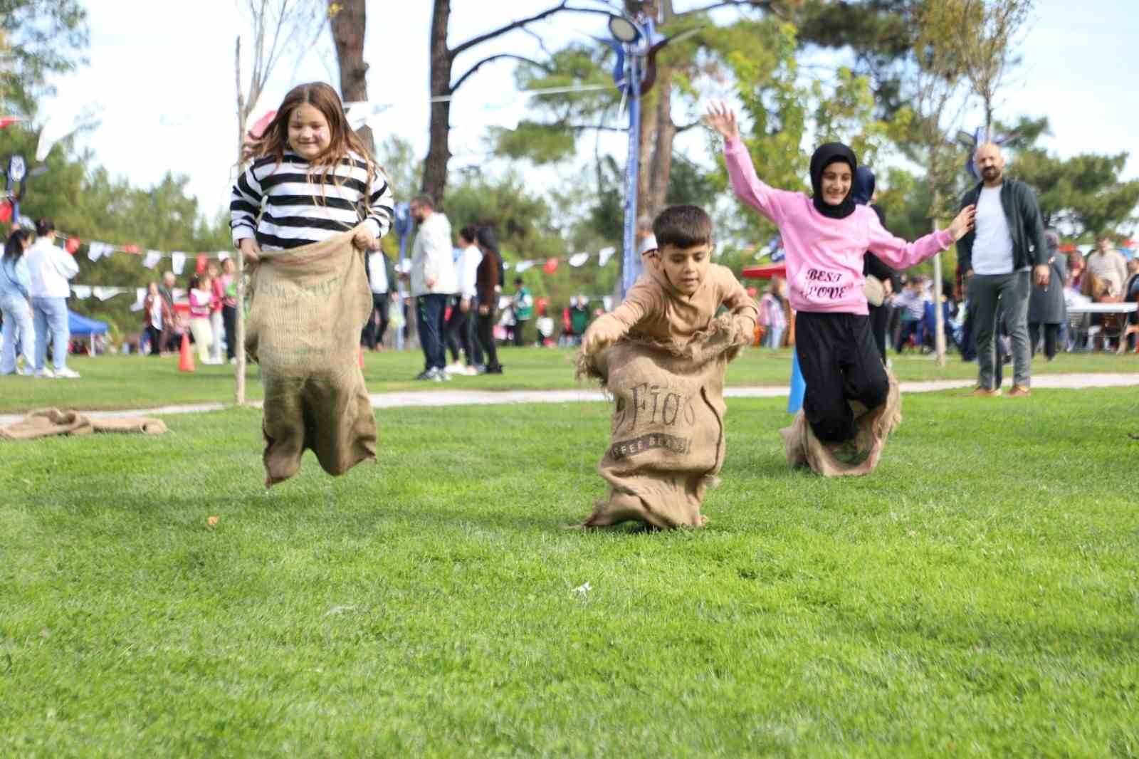 Çocuklar cumhuriyet etkinliğinde gönüllerince eğlendi
