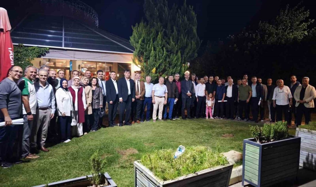 Emekli eğitimcilere plaket takdim edildi Eğitim-Bir-Sen Manisa 1 Nolu
