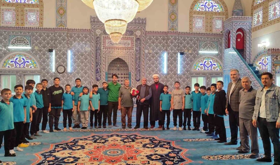 Sarıgöl’de öğrencilerden din görevlilerine çiçekli teşekkür Manisa’nın Sarıgöl ilçesinde Camiler
