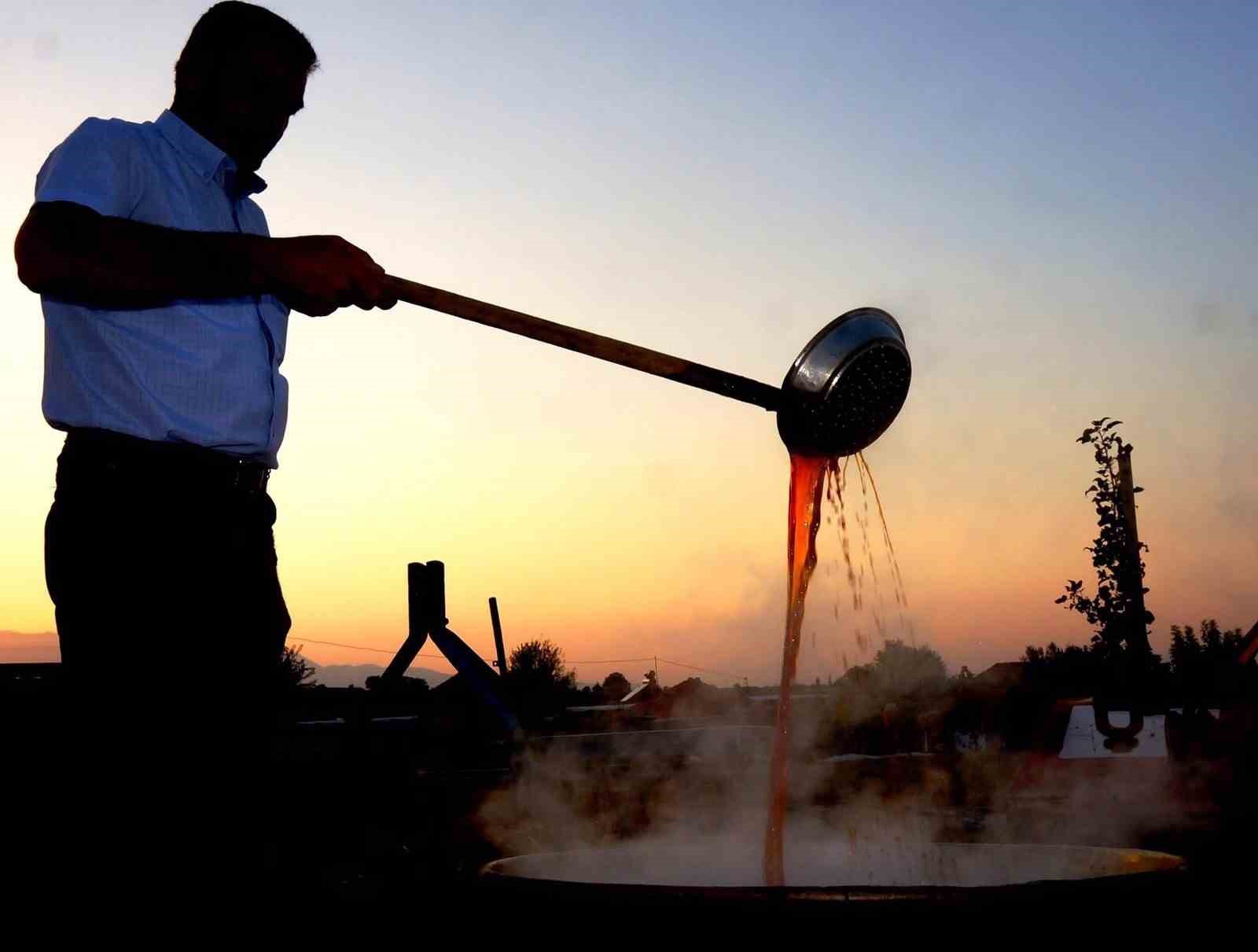 Sarıgöl’de pekmez köpüğü geleneği yaşatılıyor