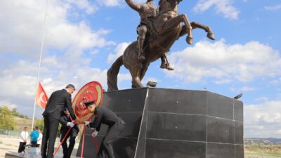 Selendi’de çelenk sunma töreni yapıldı