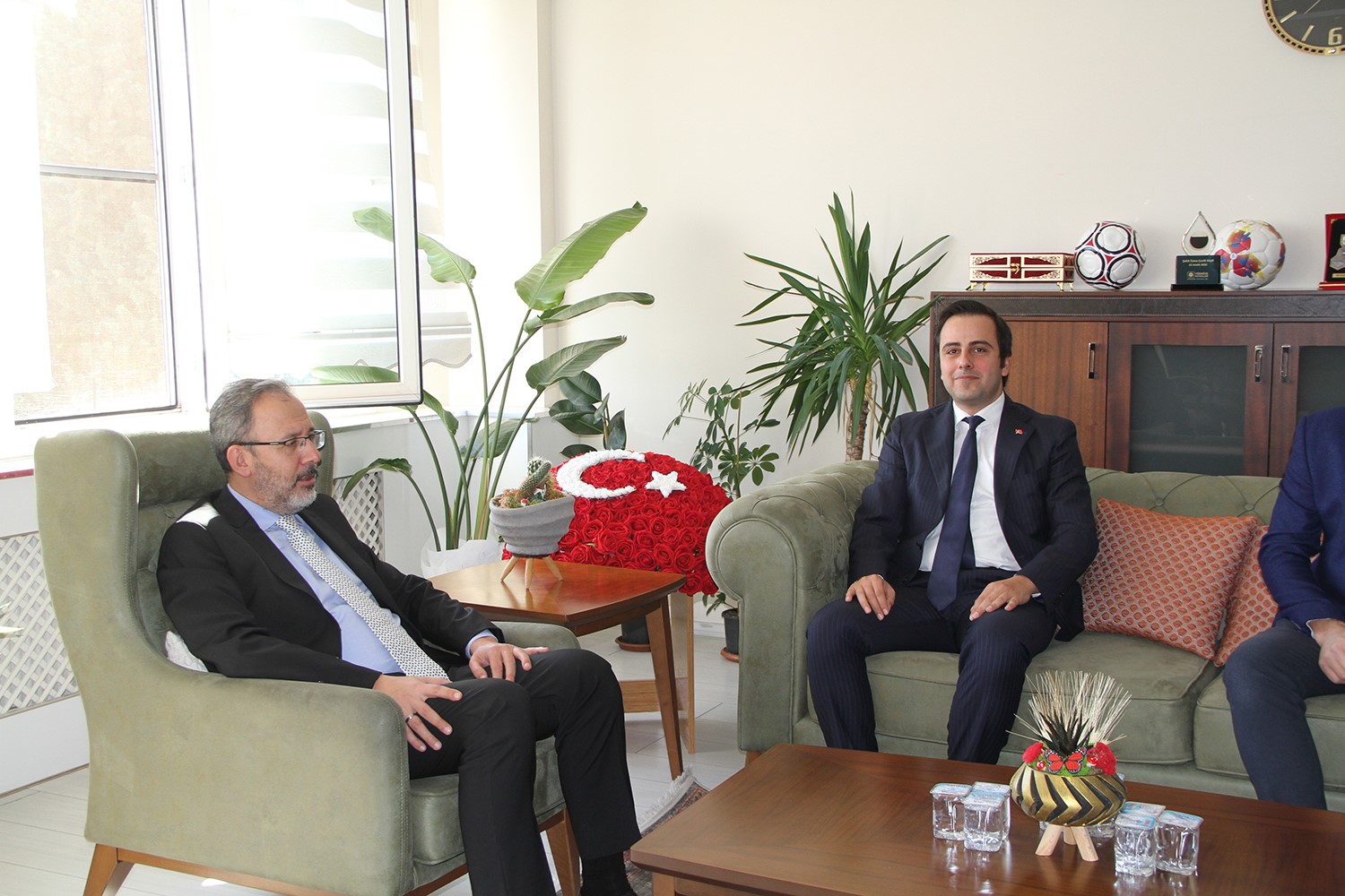 AK Partili Kasapoğlu: “Kula’da hem spor altyapısının hem de gençlik çalışmalarının güçlendirilmesi adına iş birliğimiz sürecek”