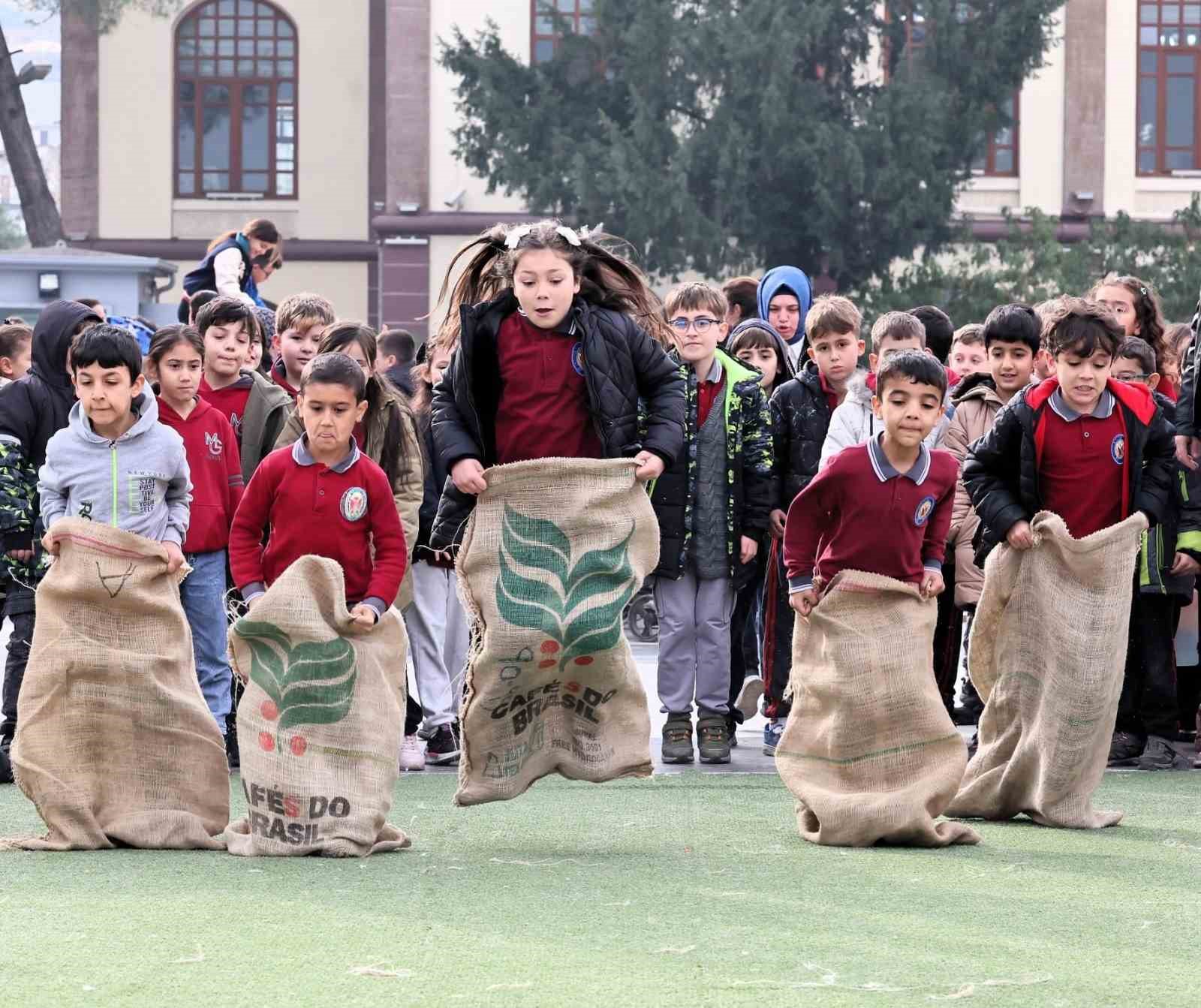 Geleneksel Oyunlar Tırı Manisa’da çocuklarla buluştu