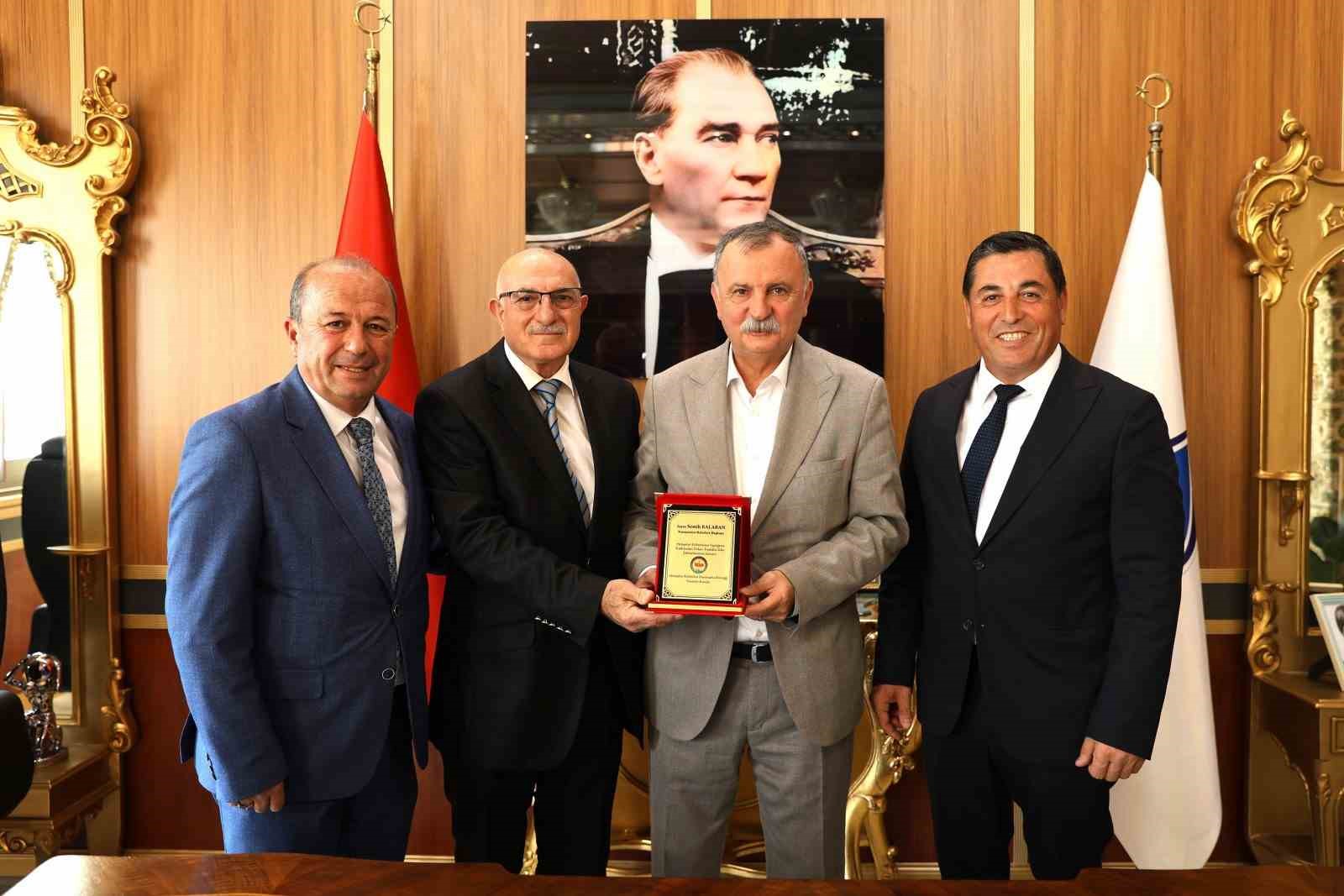 Hemşehri Derneklerinden Başkan Balaban’a anlamlı plaket