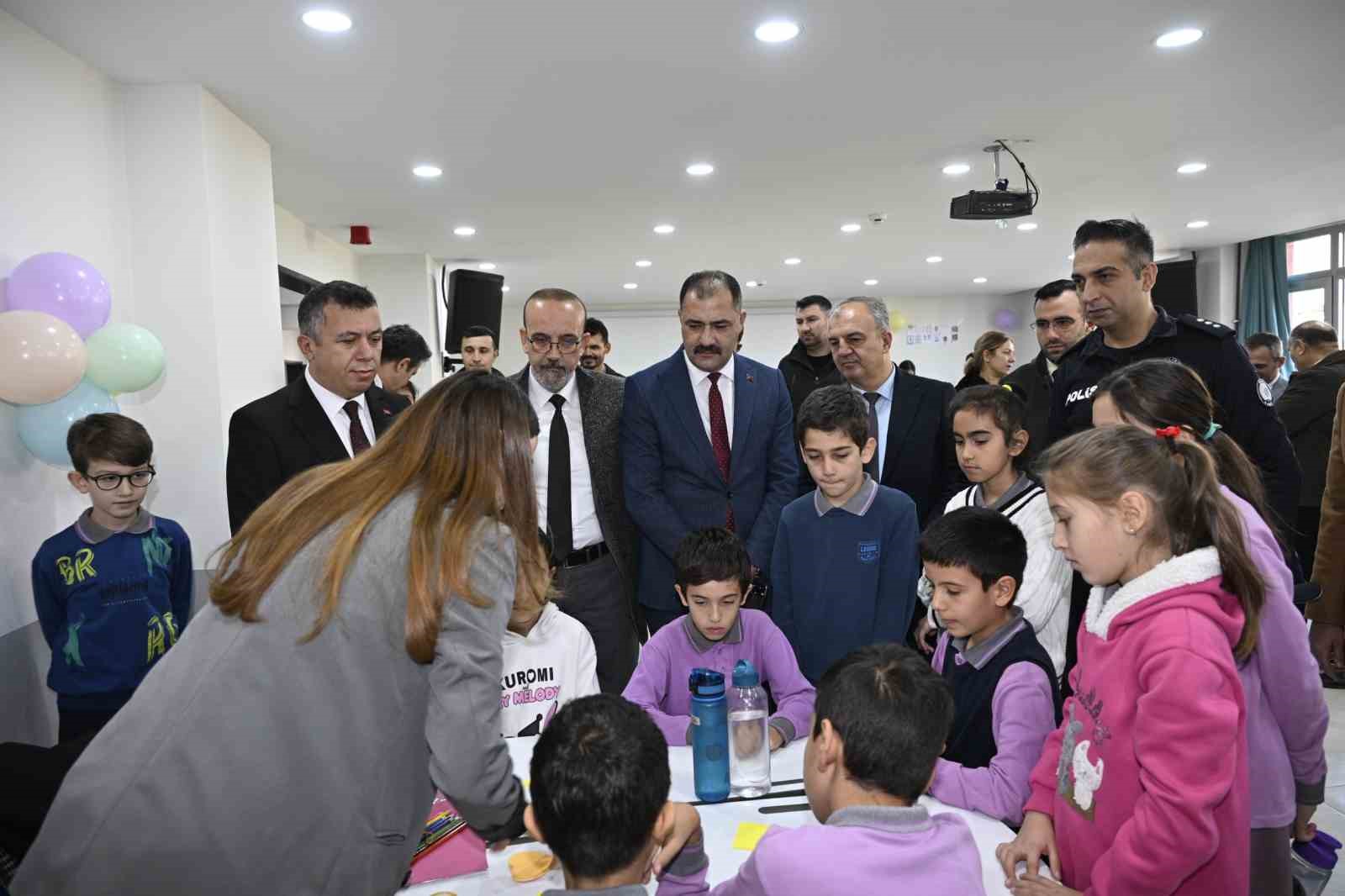 Demirci’de öğrenciler insan haklarını atölyelerde keşfetti