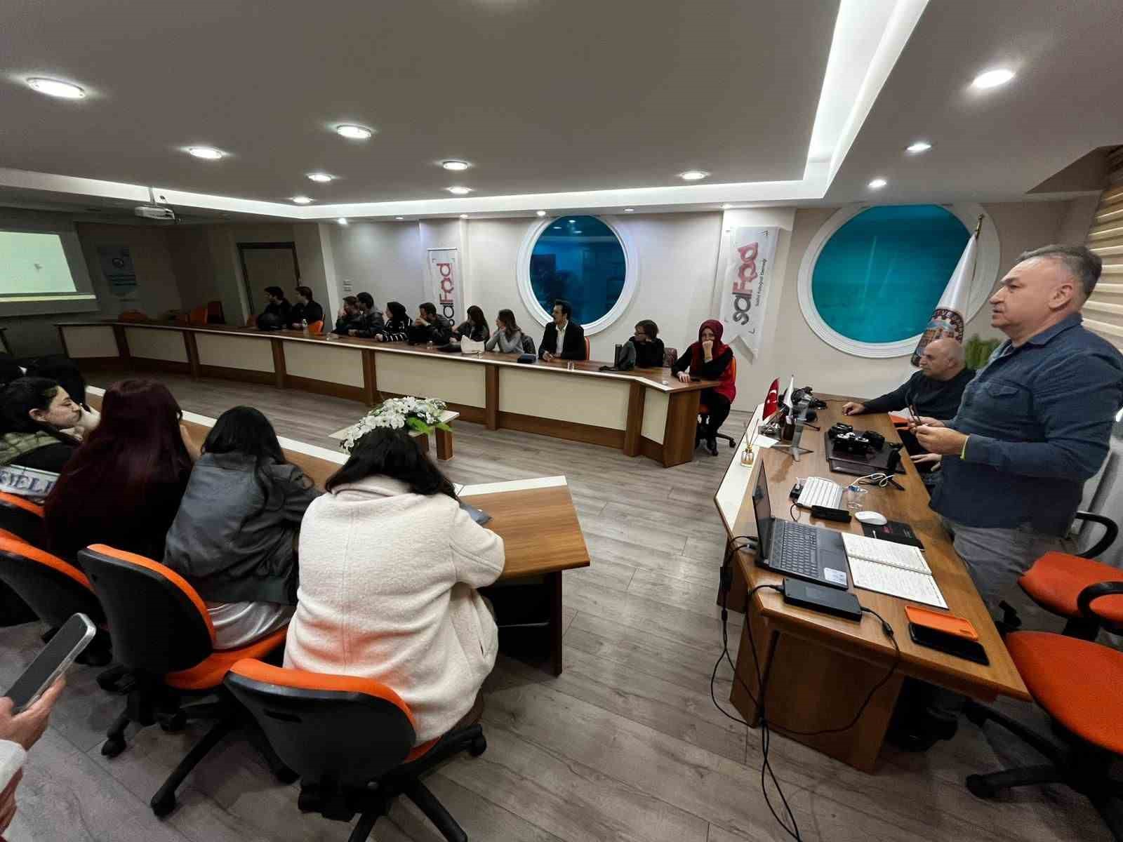 Salihli’de üniversite öğrencilerine mobil fotoğraf eğitimi