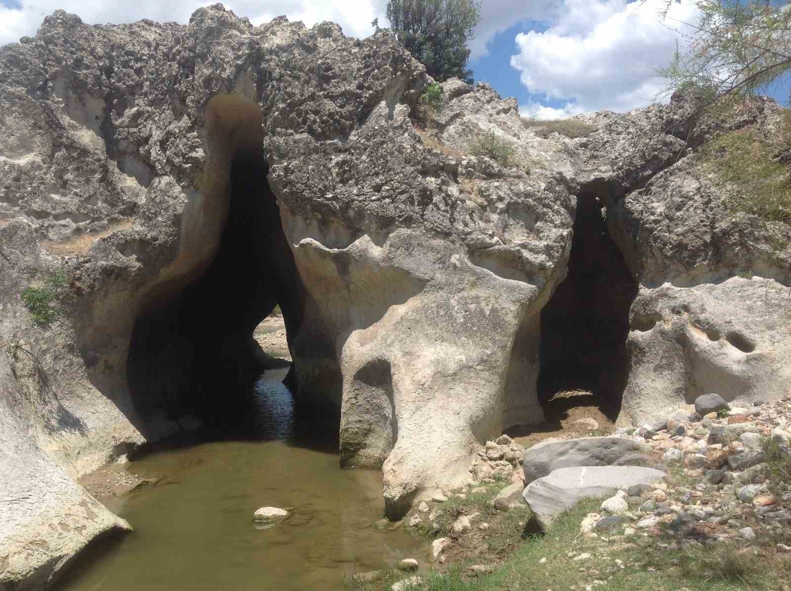 Selendi’de antik “Delikli Bent” keşfedilmeyi bekliyor
