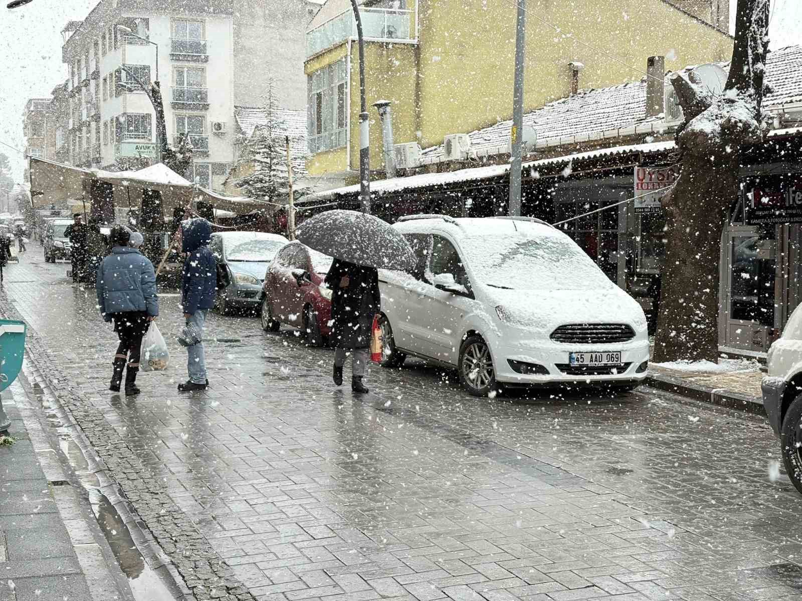 Gördes’te kar yağışı etkili oldu