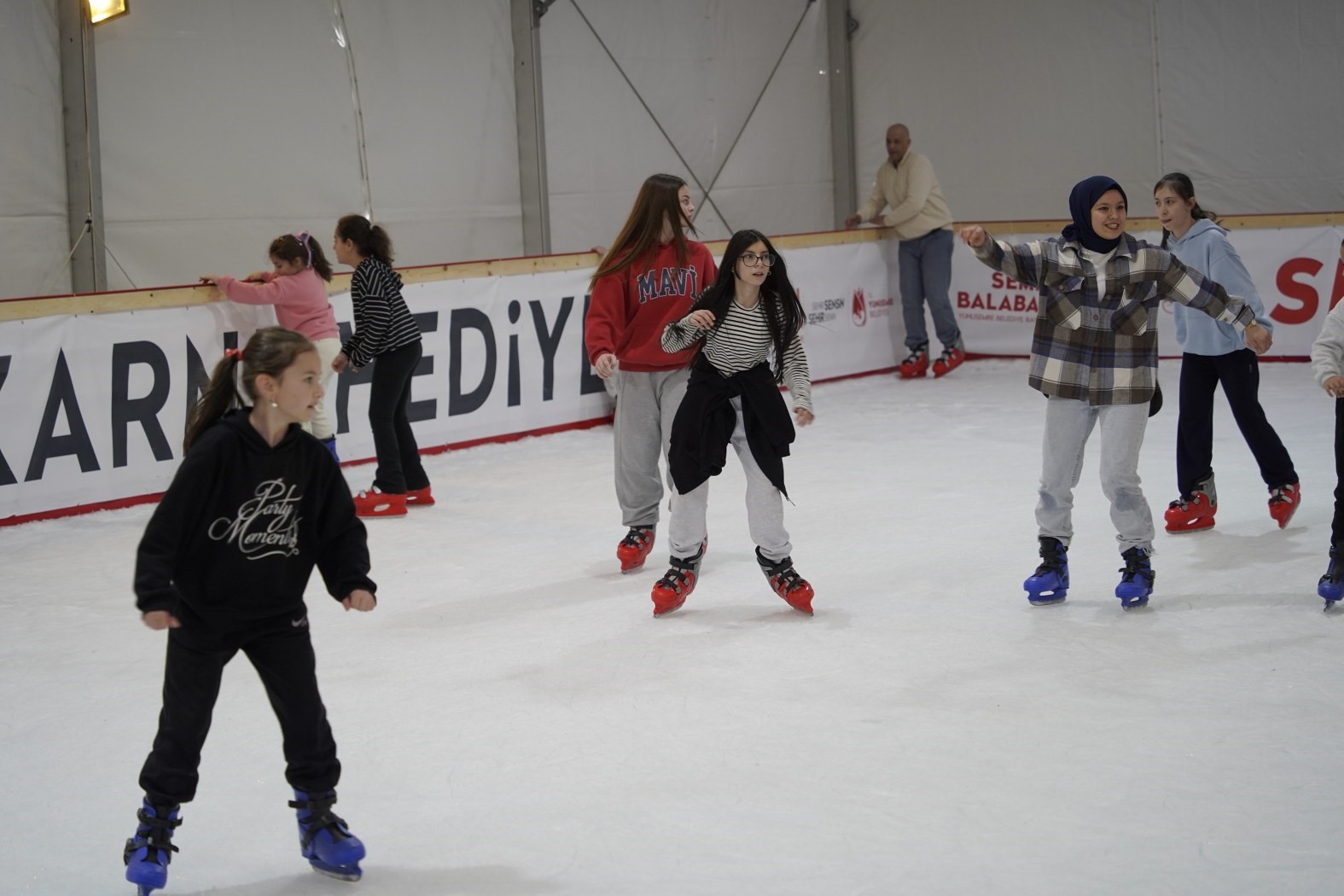 Manisa’da 5 bin öğrenci buz pistinde eğlendi