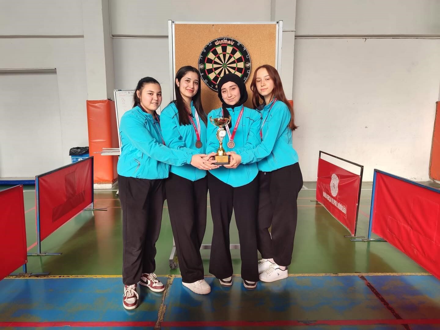 Salihli’nin genç dartçıları il üçüncülüğü sevinci yaşadı