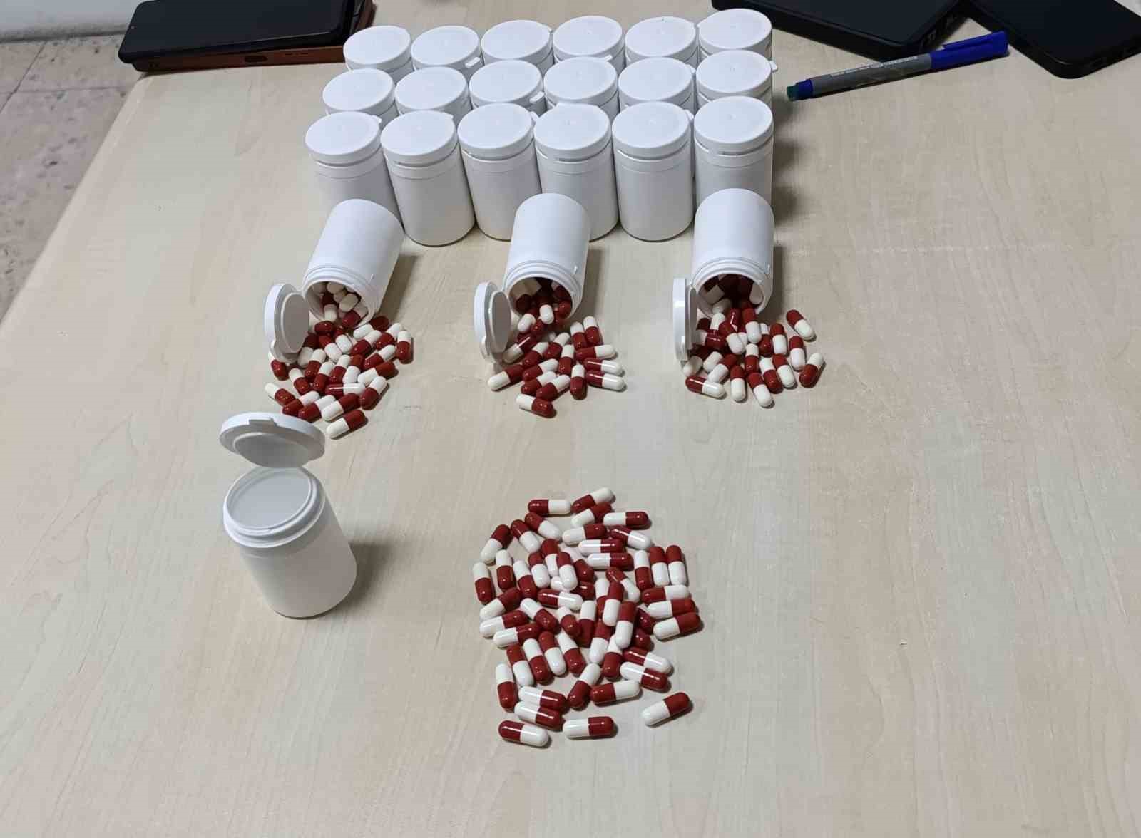 Şüphelilerin çantasından bin 163 uyuşturucu hap çıktı