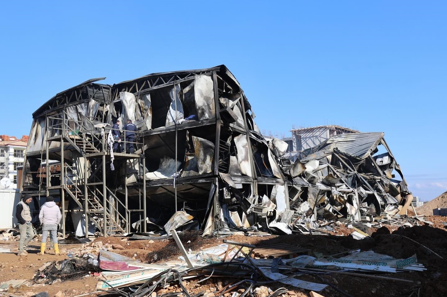 Başkan Şimşek’ten yangın çıkan TOKİ şantiyesinde inceleme