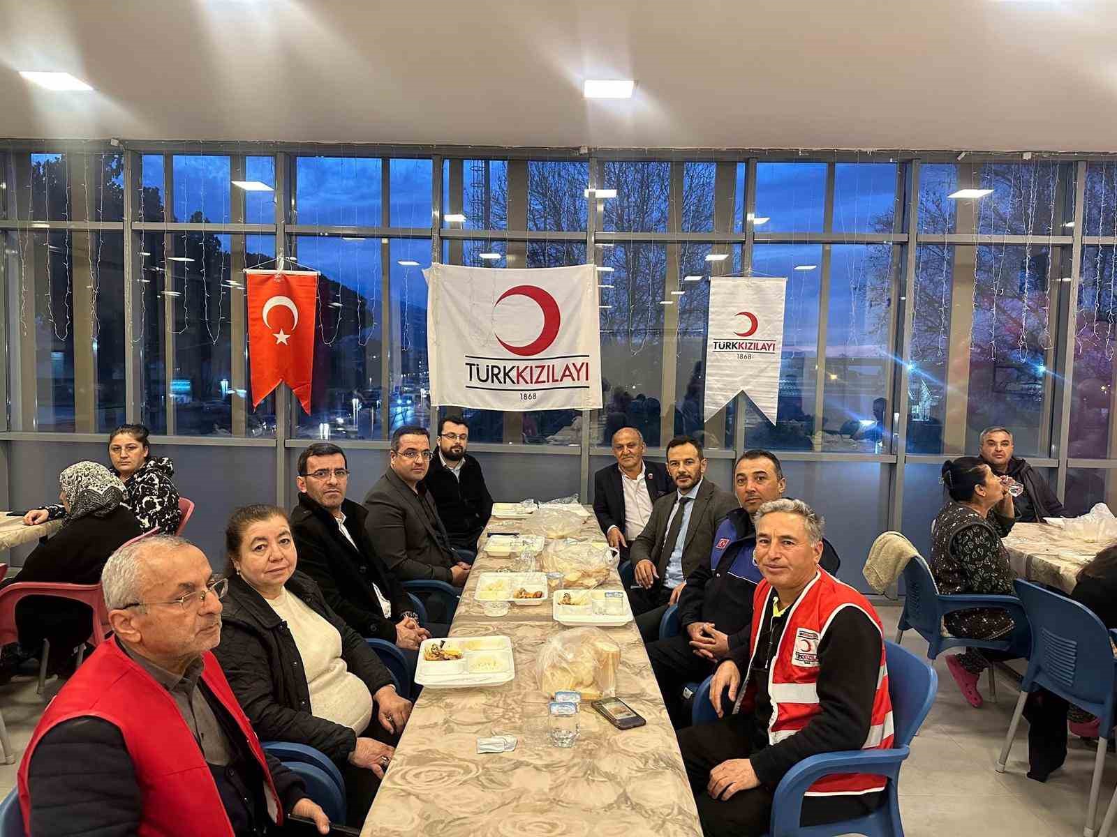 Kaymakam Dalak kurum amirleriyle Kızılay’ın iftarında vatandaşlarla buluştu