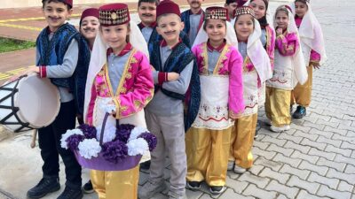 Sarıgöl’de ilkokul öğrencileri sınıftan sokağa