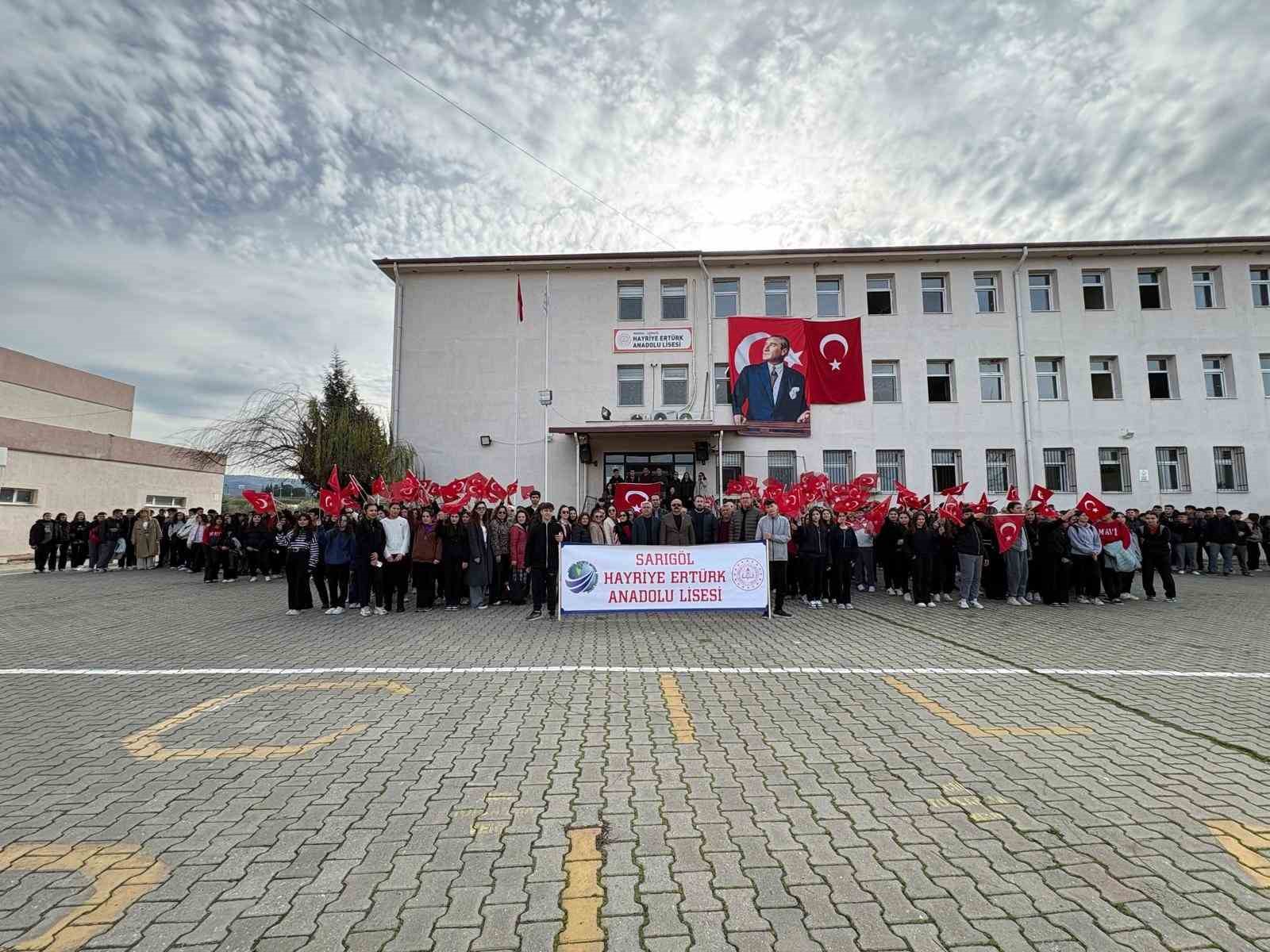 Sarıgöl’de öğrencilerden bayrağa anlamlı sahiplenme
