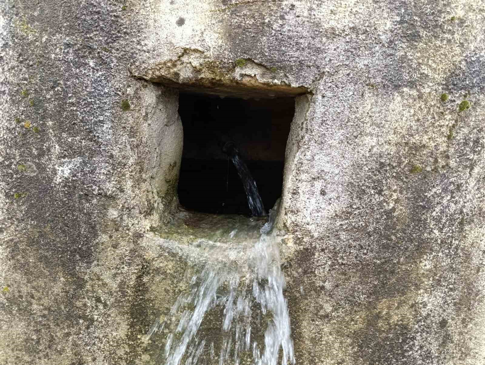 Selendi’de kuruyan çeşmeler yeniden hayat buldu