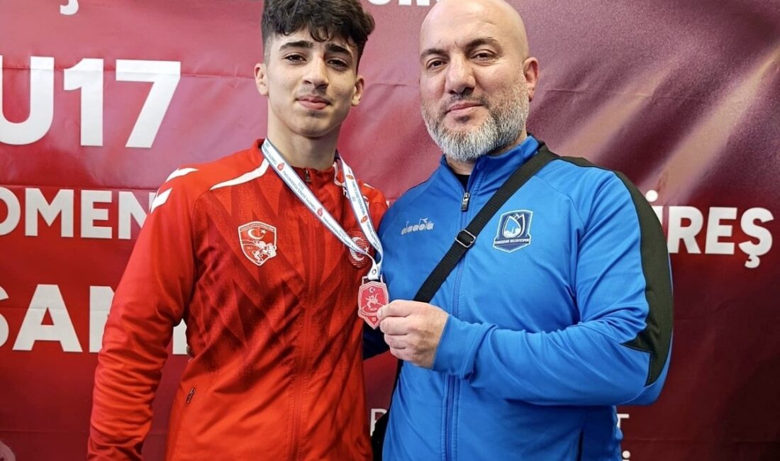 Yunusemre Belediyespor’un başarılı güreşçisi