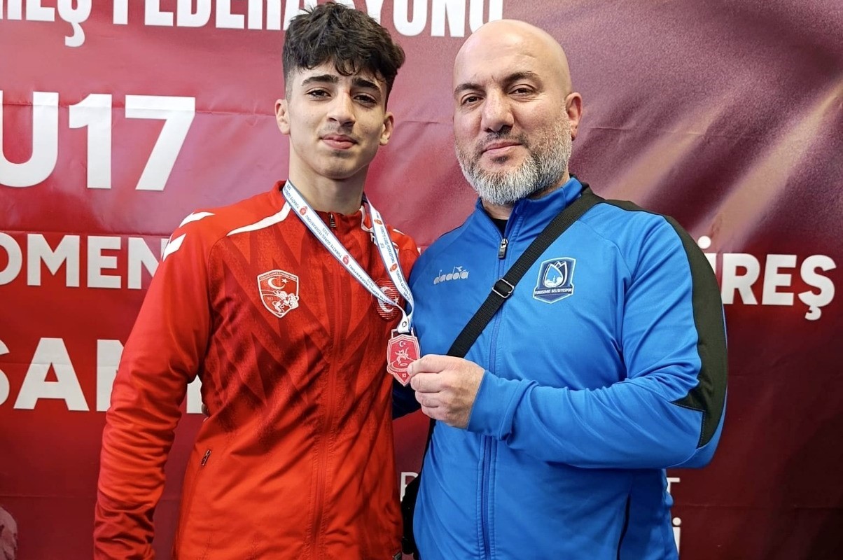 Yerlikaya’dan madalyasını alan genç güreşçi Manisa’ya gurur yaşattı