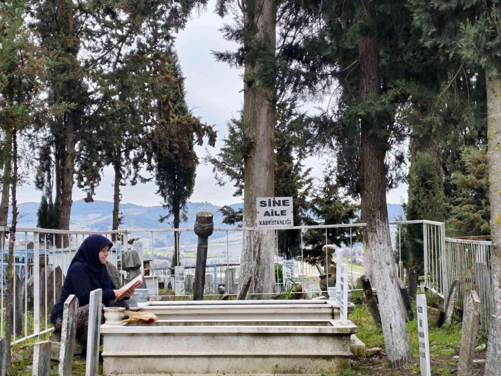Bayram öncesi mezarlıklarda duygu seli