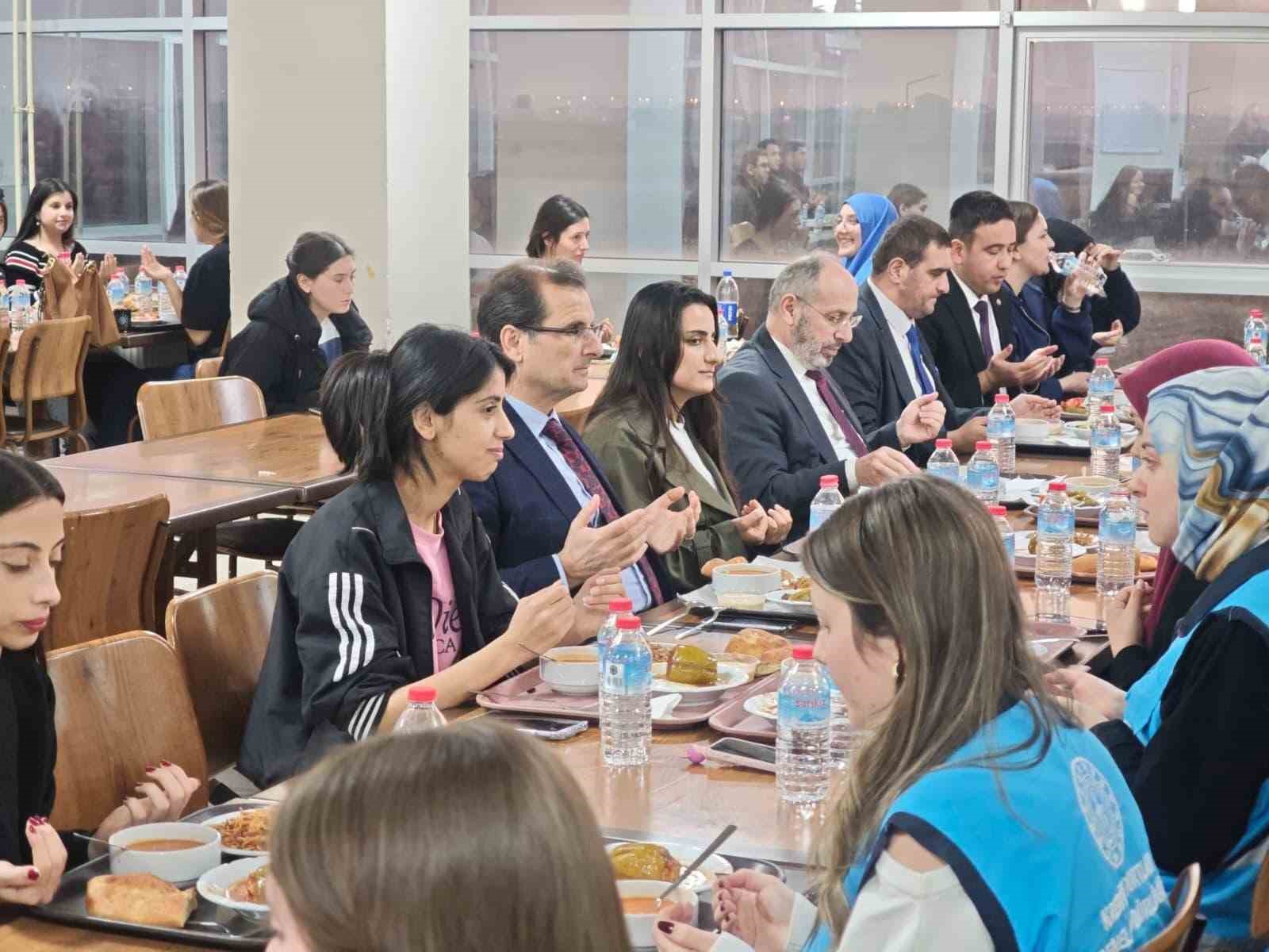Kaymakam Güldoğan, üniversiteli öğrencilerle iftar yaptı