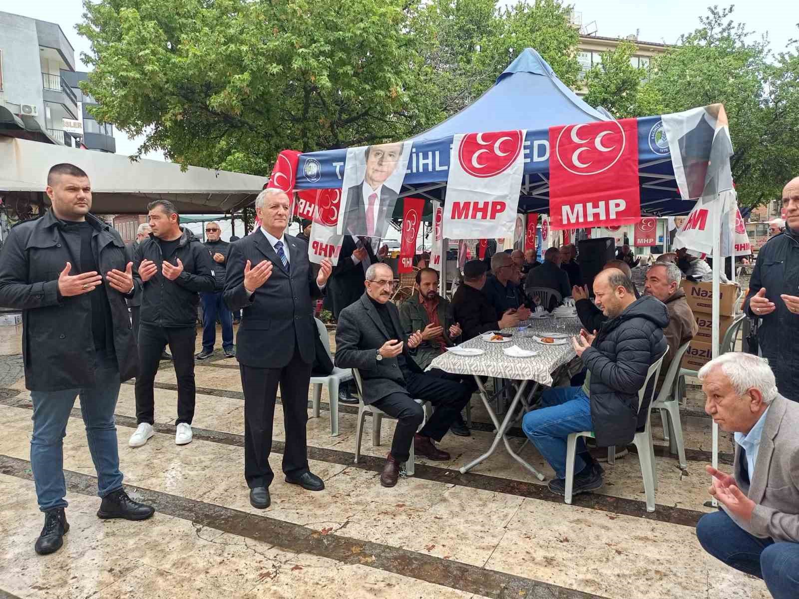 Alparslan Türkeş Salihli’de dualarla anıldı