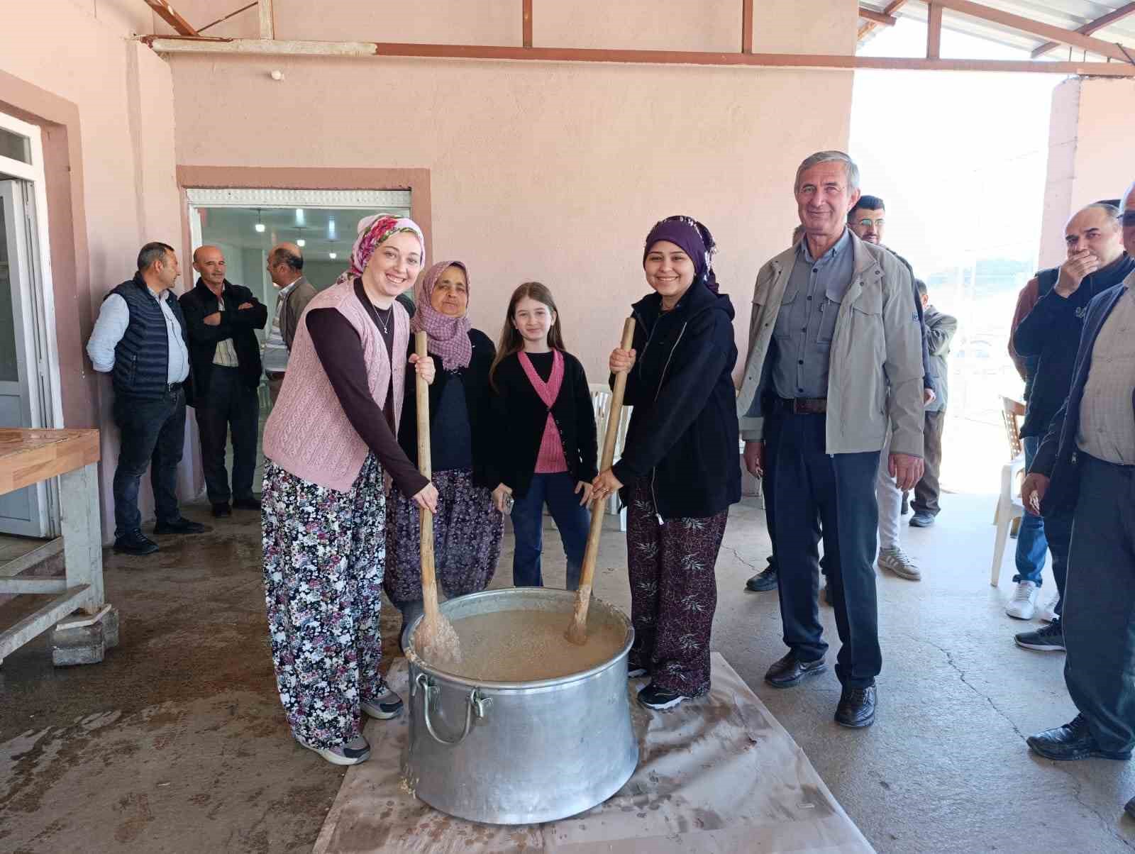 Gördes Tepeköy’de asırlık hayır geleneği binleri buluşturdu