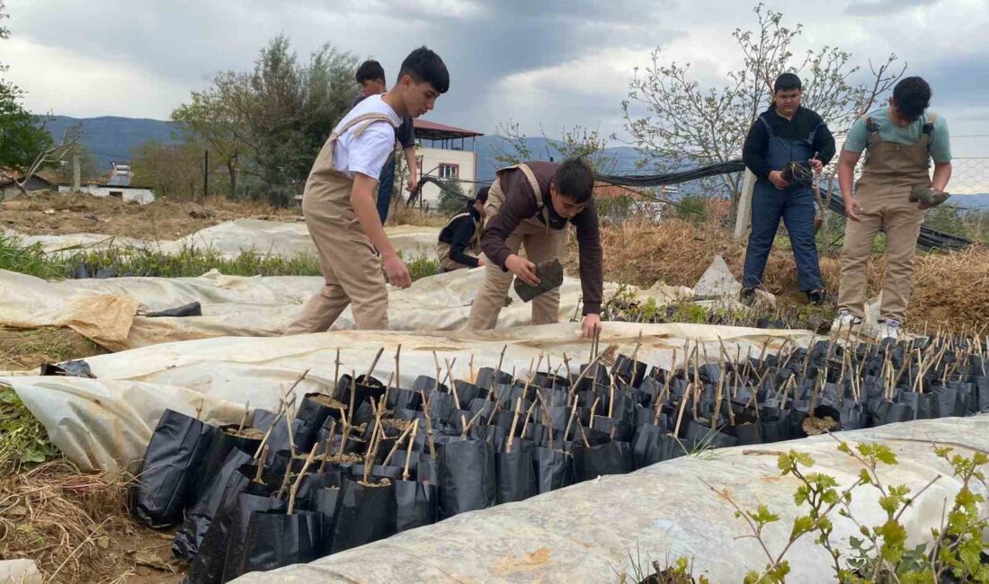 Manisa’nın Sarıgöl ilçesinde lise öğrencileri,