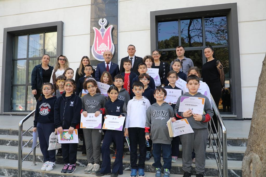 Minik öğrenciler kütüphane ziyaretinde kitap bağışında bulundu