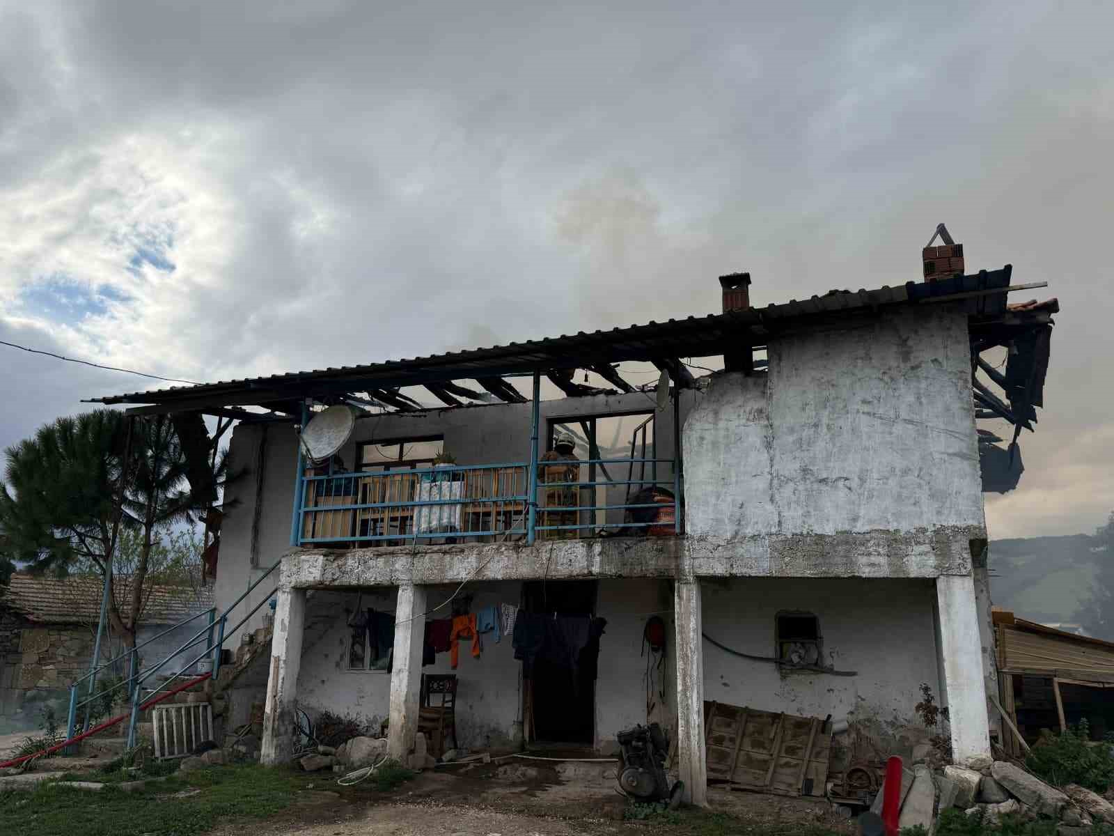 Selendi’de 2 katlı ev yangında kül oldu