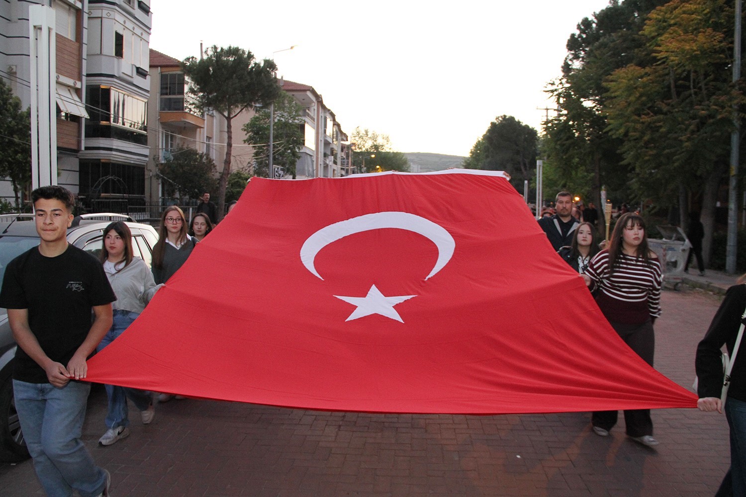 Kula’da 19 Mayıs coşkusu fener alayıyla taçlandı
